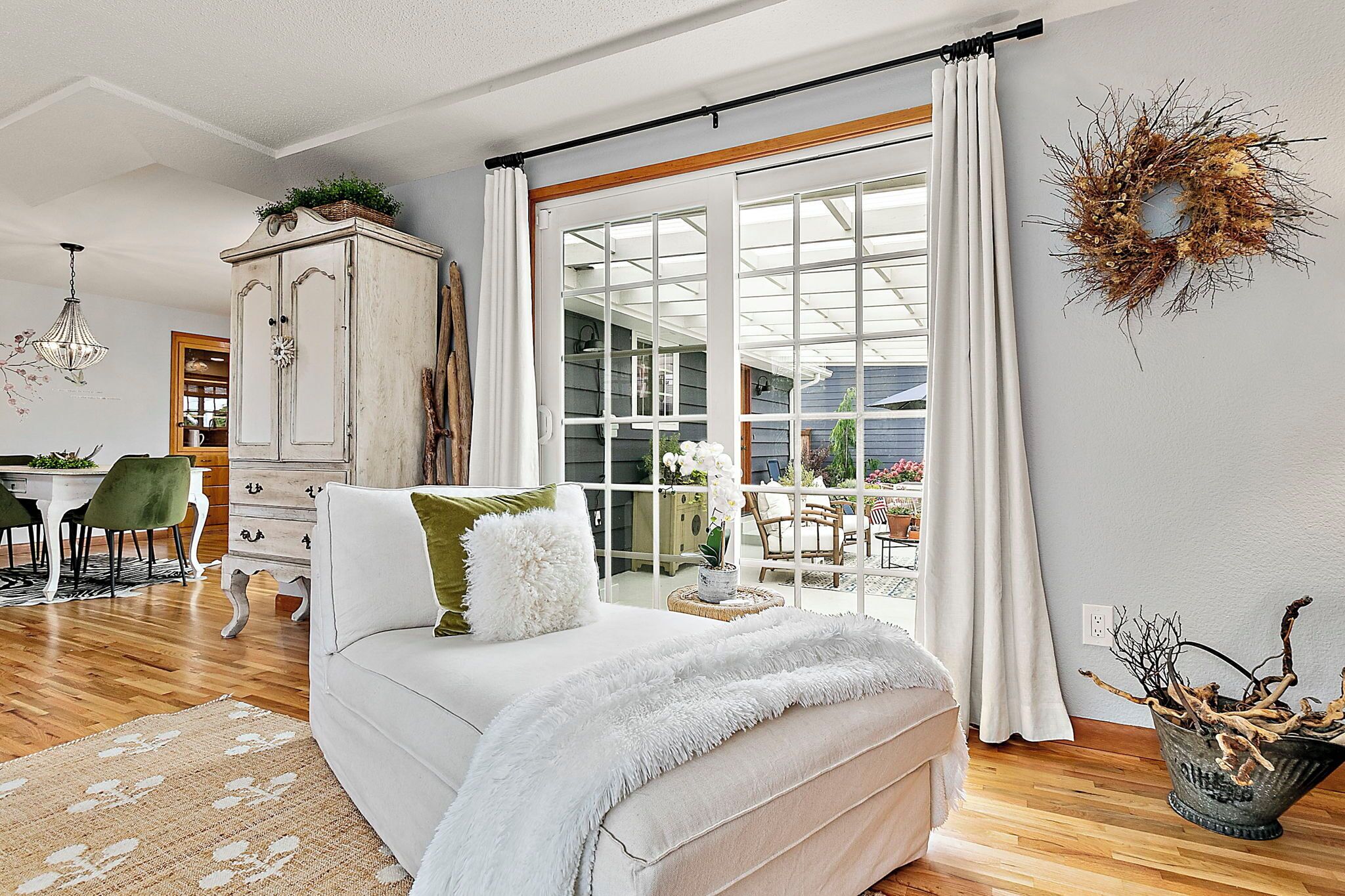 Smart-tv, een open haard en een kantoor