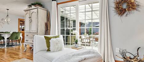 Smart-tv, pejs, kontorer