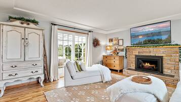 Smart TV, fireplace, offices