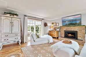 Smart-TV, Kamin, Arbeitsbereiche