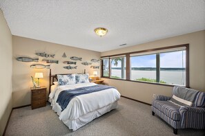 3 bedrooms, desk, iron/ironing board, travel crib - 200' Waterfront classic home ~ AC on a Private Raft Island (Gig HArbor)
