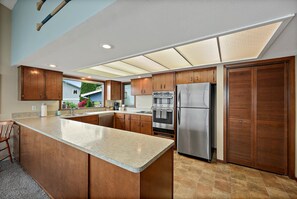 Fridge, microwave, oven, stovetop - 200' Waterfront classic home ~ AC on a Private Raft Island (Gig HArbor)