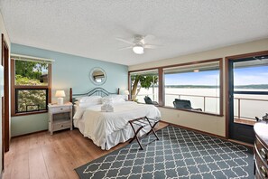 3 bedrooms, desk, iron/ironing board, free WiFi - 200' Waterfront classic home ~ AC on a Private Raft Island (Gig HArbor)