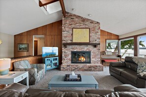 Smart TV, fireplace - 200' Waterfront classic home ~ AC on a Private Raft Island (Gig HArbor)