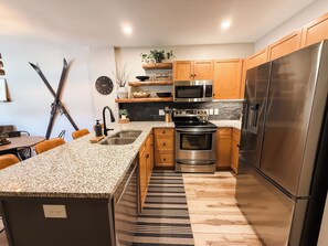 Four Ă micro-ondes, un four, surface de cuisson, lave-vaisselle