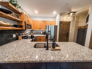 Four Ă micro-ondes, un four, surface de cuisson, lave-vaisselle