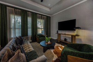 Smart TV - World Cup 2026 HQ, Sleeps 8, Fire Pit & Backyard,  20 Min to Stadium (Dallas)