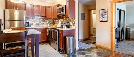 Microondas, horno, parrilla de estufa y lavavajillas