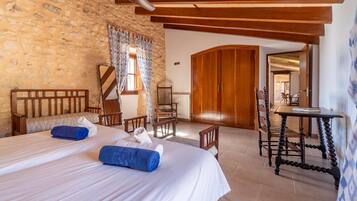 Travel crib, free WiFi