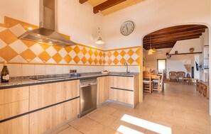 ثلاجة، فرن، موقد طهي مسطح، غسالة أطباق