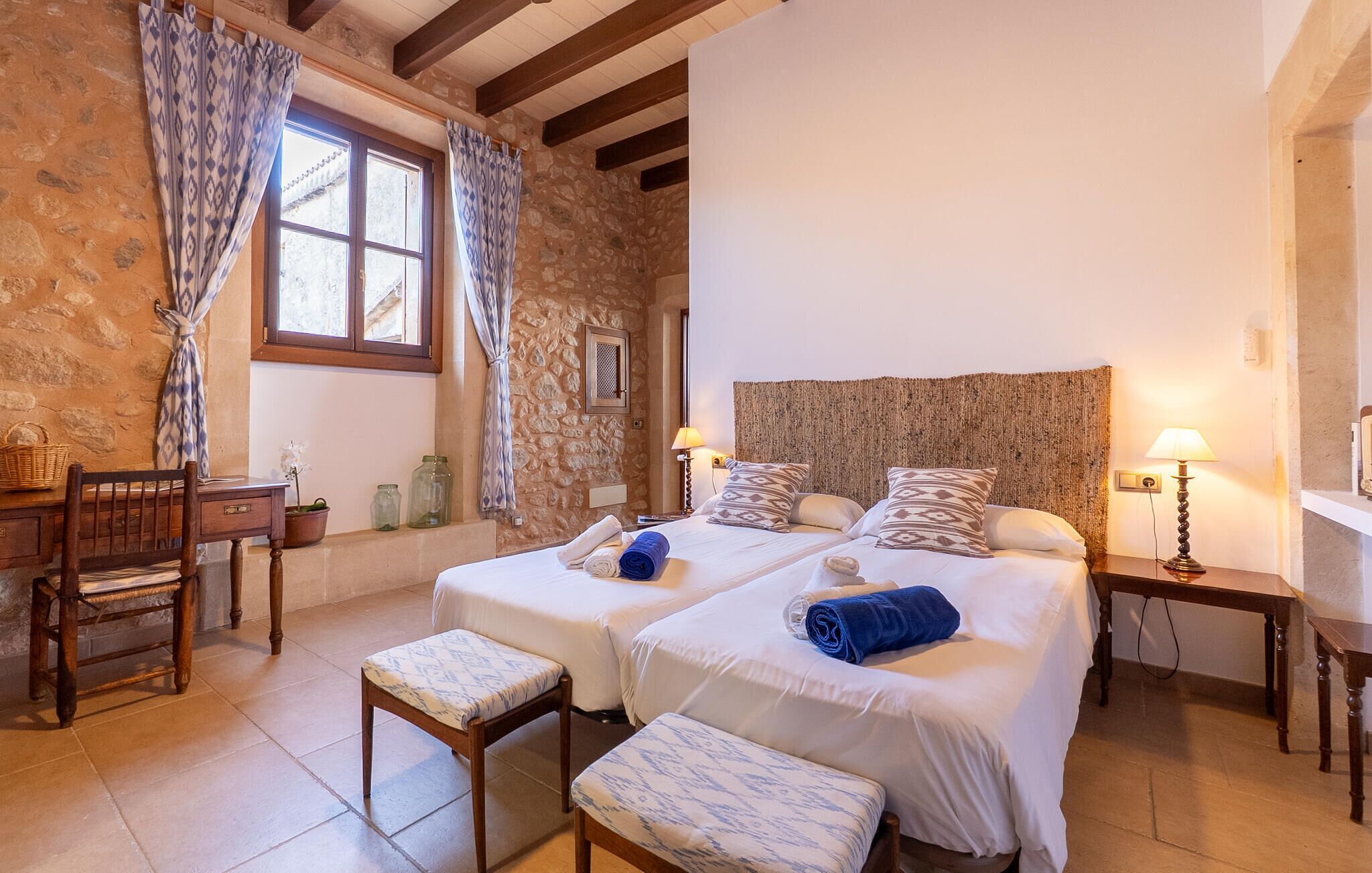 سرير سفر وواي فاي مجانًا