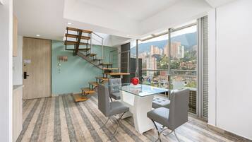 Toetasjesleilighet – deluxe, balkong, byutsikt | Oppholdsområde | En 50-tommers smart-TV med kabel-kanaler