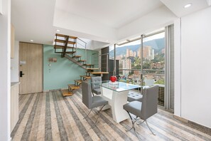 Toetasjesleilighet – deluxe, balkong, byutsikt | Oppholdsområde | En 50-tommers smart-TV med kabel-kanaler