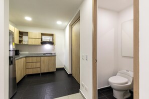 Departamento estándar, balcón, vista al jardín | Cocina privada | Refrigerador con congelador, microondas y parrilla de estufa