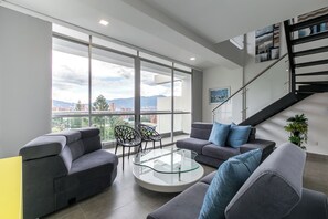 デュープレックス シティビュー | リビング エリア | 50 インチのスマートテレビ (ケーブル放送視聴可)