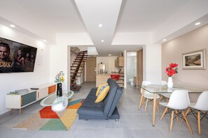 Dúplex superior, balcón, vista a la ciudad | Área de sala de estar