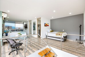 Dúplex Deluxe, balcón, vista a la ciudad | Cortinas blackout, tabla de planchar con plancha y wifi gratis