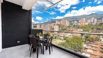 Appartement Duplex Supérieur, balcon, vue ville | Balcon