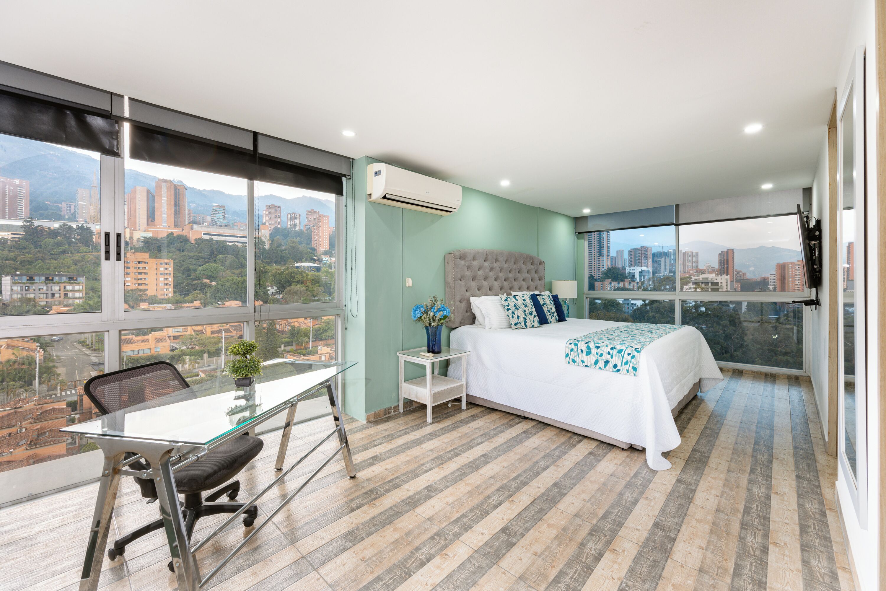 Deluxe-Maisonette, Balkon, Stadtblick | Verdunkelungsvorhänge, Bügeleisen/Bügelbrett, kostenloses WLAN