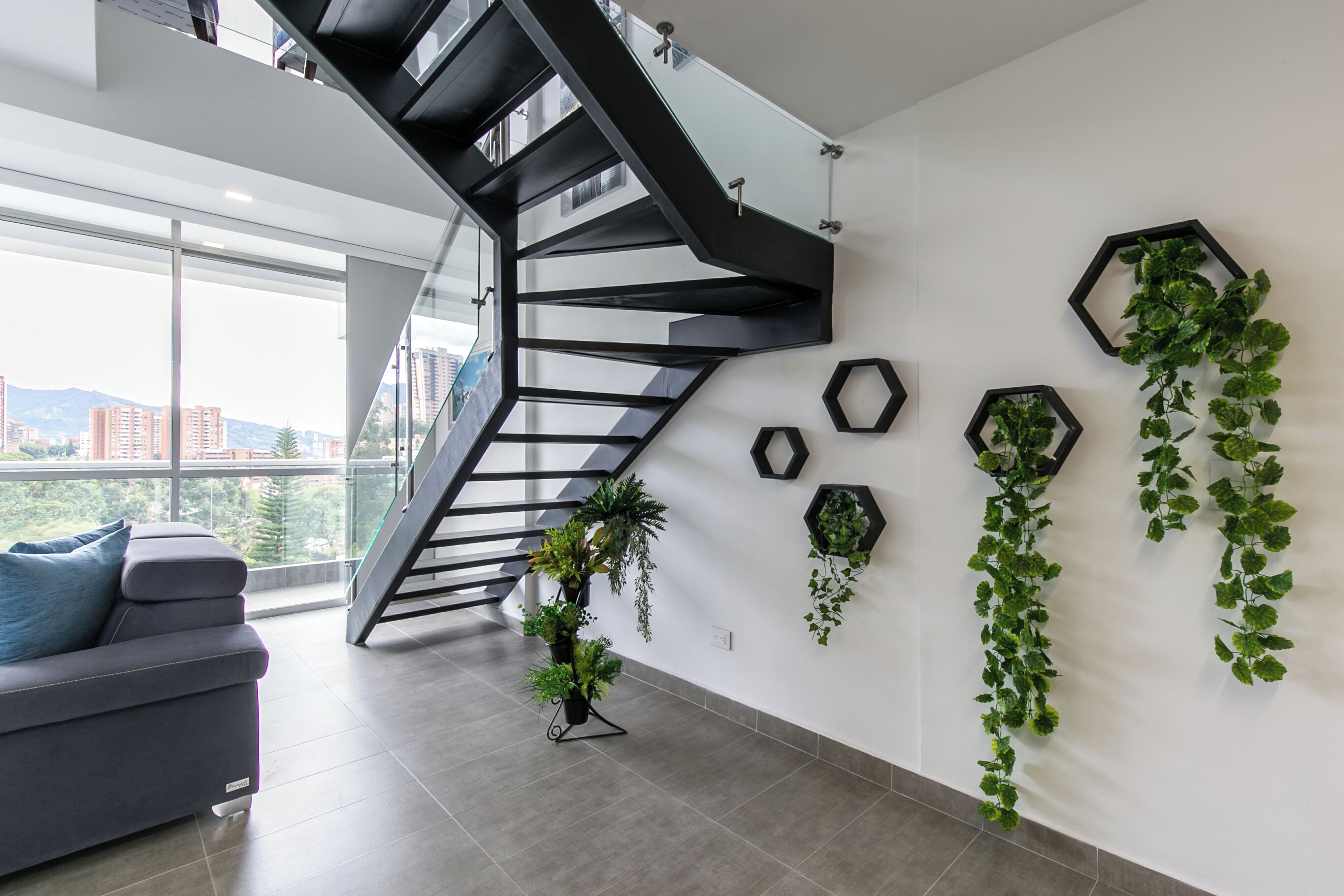 Paritalo, kaupunkinäköala | Oleskelualue | 50–tuumainen äly-TV, jossa kaapelikanavat