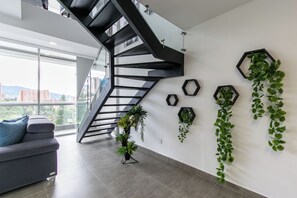 Paritalo, kaupunkinäköala | Oleskelualue | 50–tuumainen äly-TV, jossa kaapelikanavat