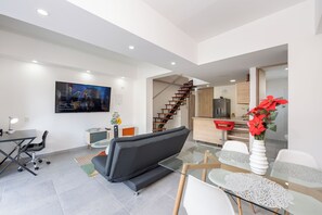 Dúplex superior, balcón, vista a la ciudad | Área de sala de estar