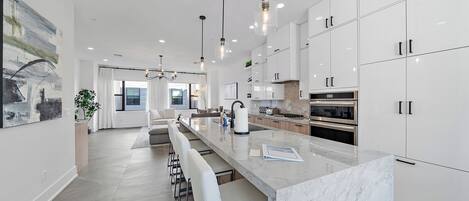 冷蔵庫、電子レンジ、オーブン、コンロ