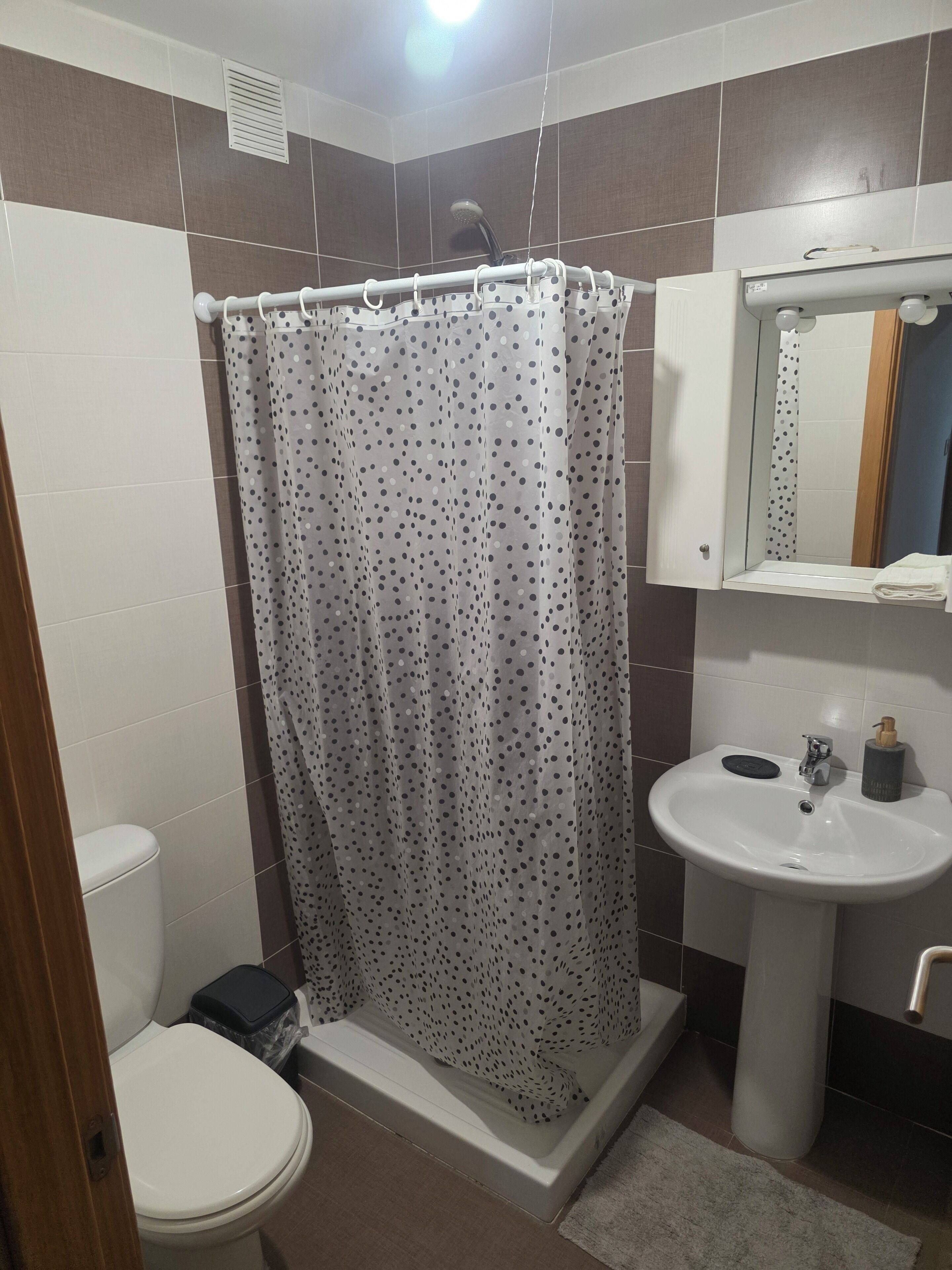 Doccia, bidet, asciugamani, sapone