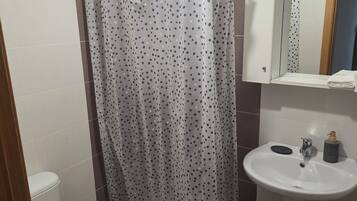 Doccia, bidet, asciugamani, sapone