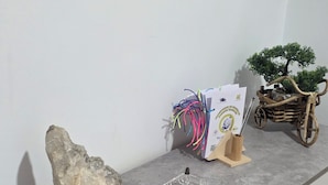 Uma bancada de cozinha com uma pedra, chaves, um porta-papéis e uma pequena planta.
