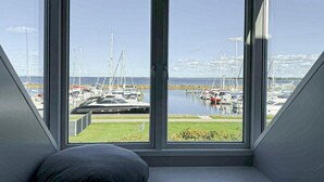 Blick aus einem Fenster in einem Zimmer mit Blick auf eine Marina.