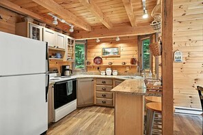 Fridge, oven, stovetop, coffee/tea maker