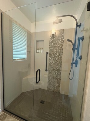 Een douche, een haardroger, handdoeken, zeep