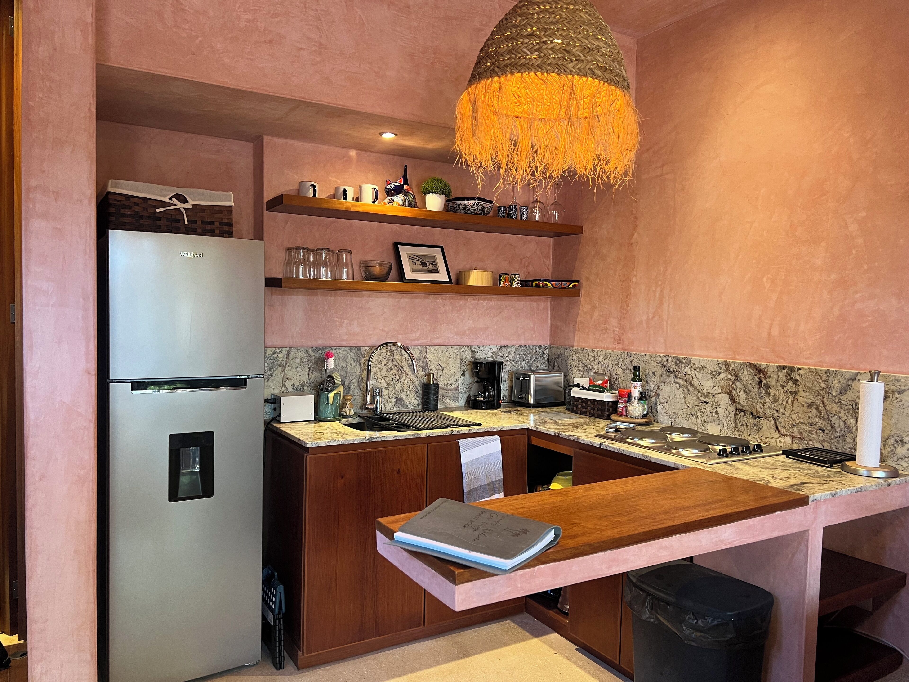 Frigorifero, piano cottura, macchina per tè/caffè, bollitore elettrico