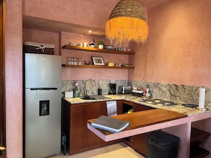 Fridge, stovetop, coffee/tea maker, electric kettle