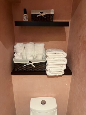 Shower, hair dryer, towels, soap - Luxurious Beach House! You don’t have to rough it! New construction in Chelem.  (Chelem)