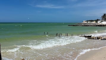 Solstolar och strandhanddukar