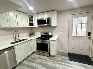 Een koelkast, een microgolfoven, een oven, een kookplaat