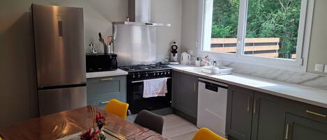 Mikrowelle, Ofen, Herdplatte, Geschirrspüler