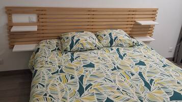 2 bedrooms, iron/ironing board, WiFi, bed sheets