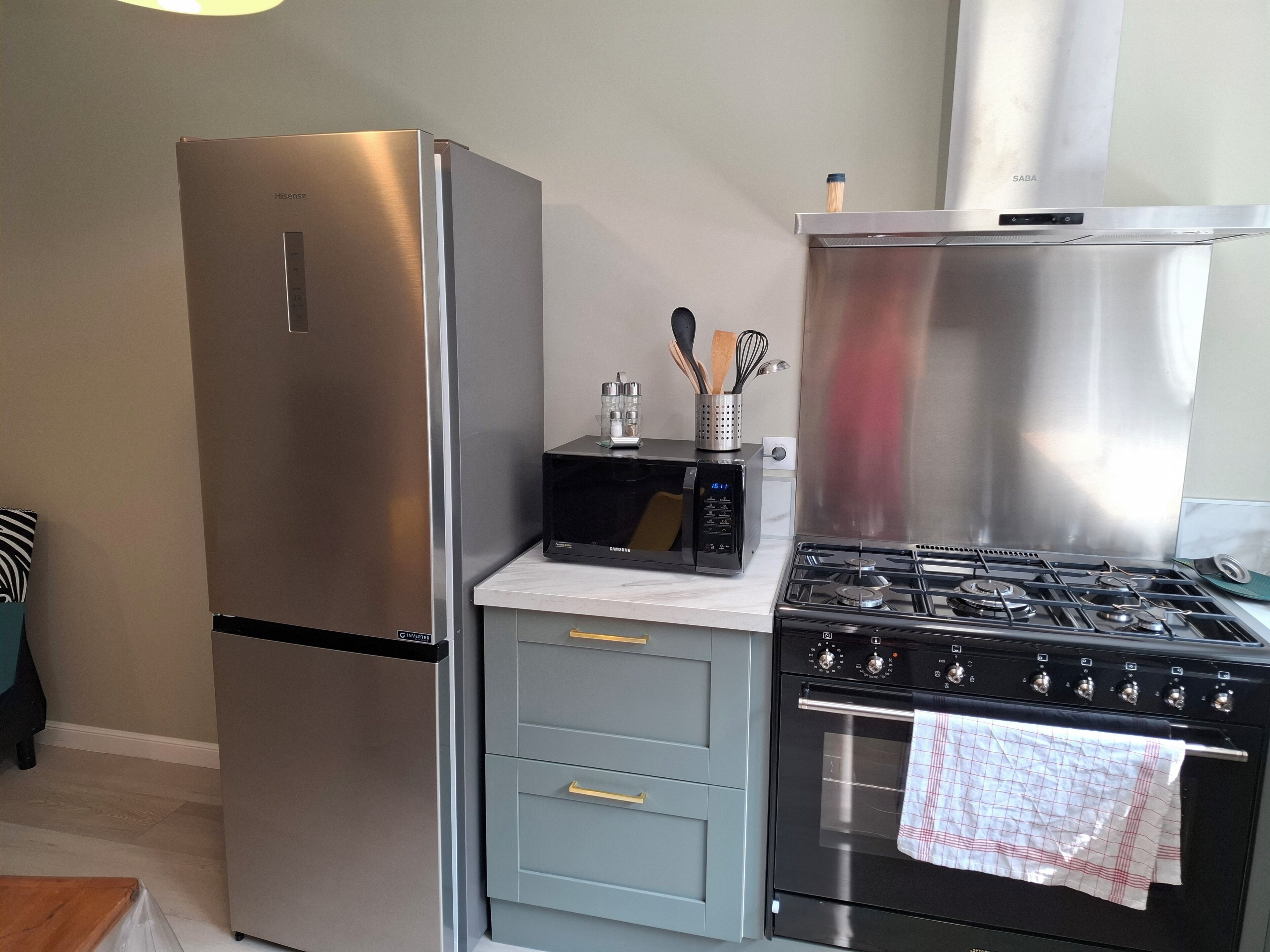 Een magnetron, een oven, een kookplaat, een vaatwasser