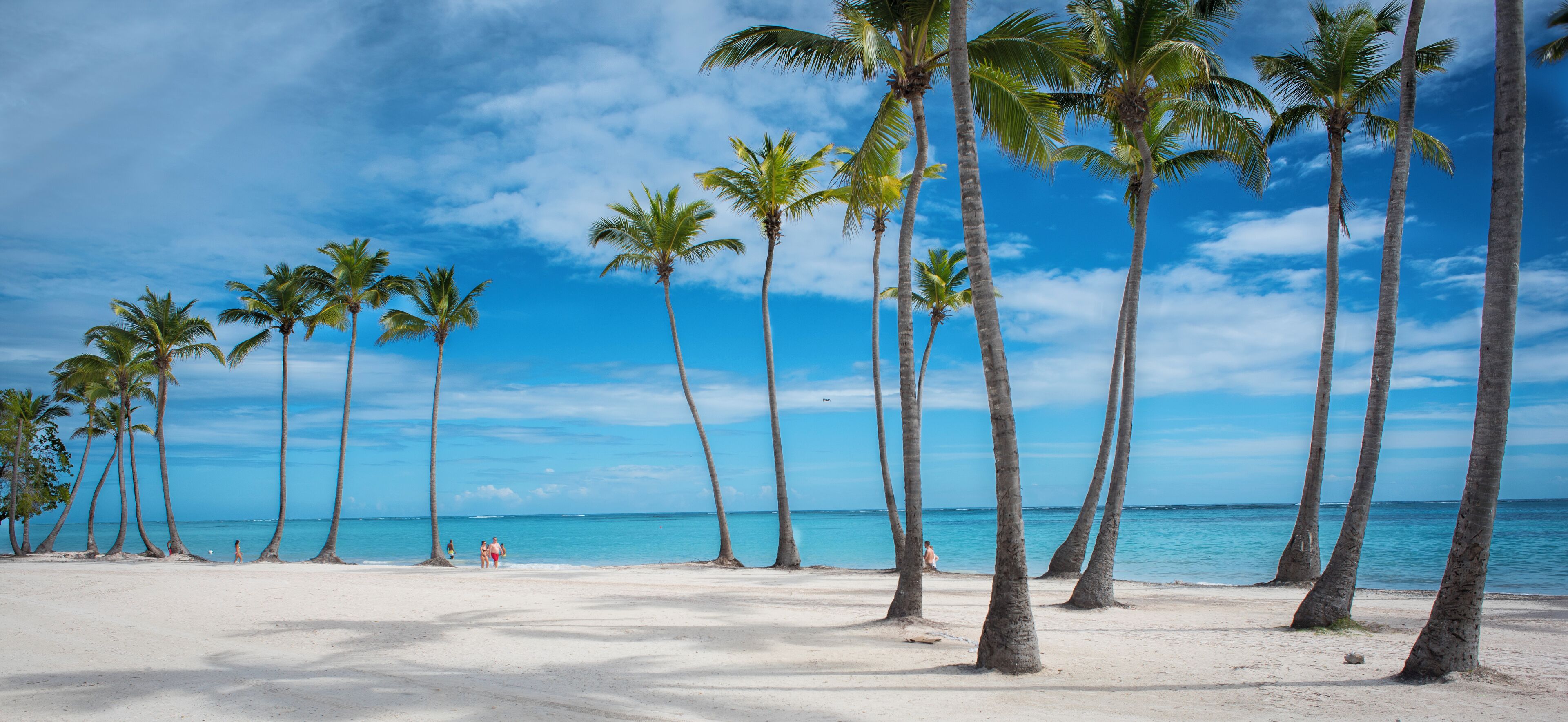 Beach nearby, sun loungers, beach towels