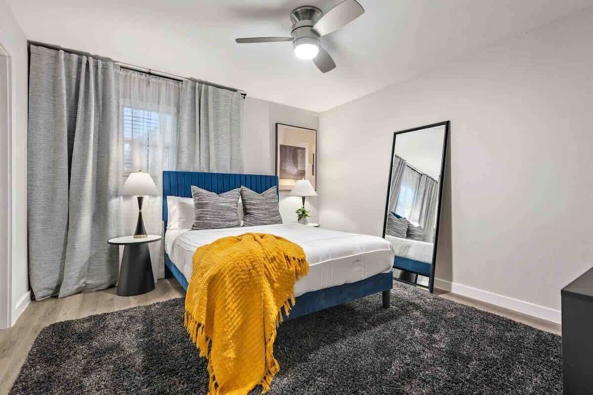 1 sovrum, skrivbord, strykjärn/strykbräda och resesäng