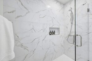 Shower, hair dryer - Cozy studio in quiet area - Yard (Austin)