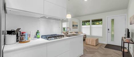 Kjøleskap, mikrobølgeovn, ovn og kokeplater