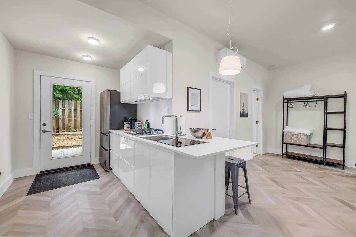 Jääkaappi, mikroaaltouuni, uuni, liesi