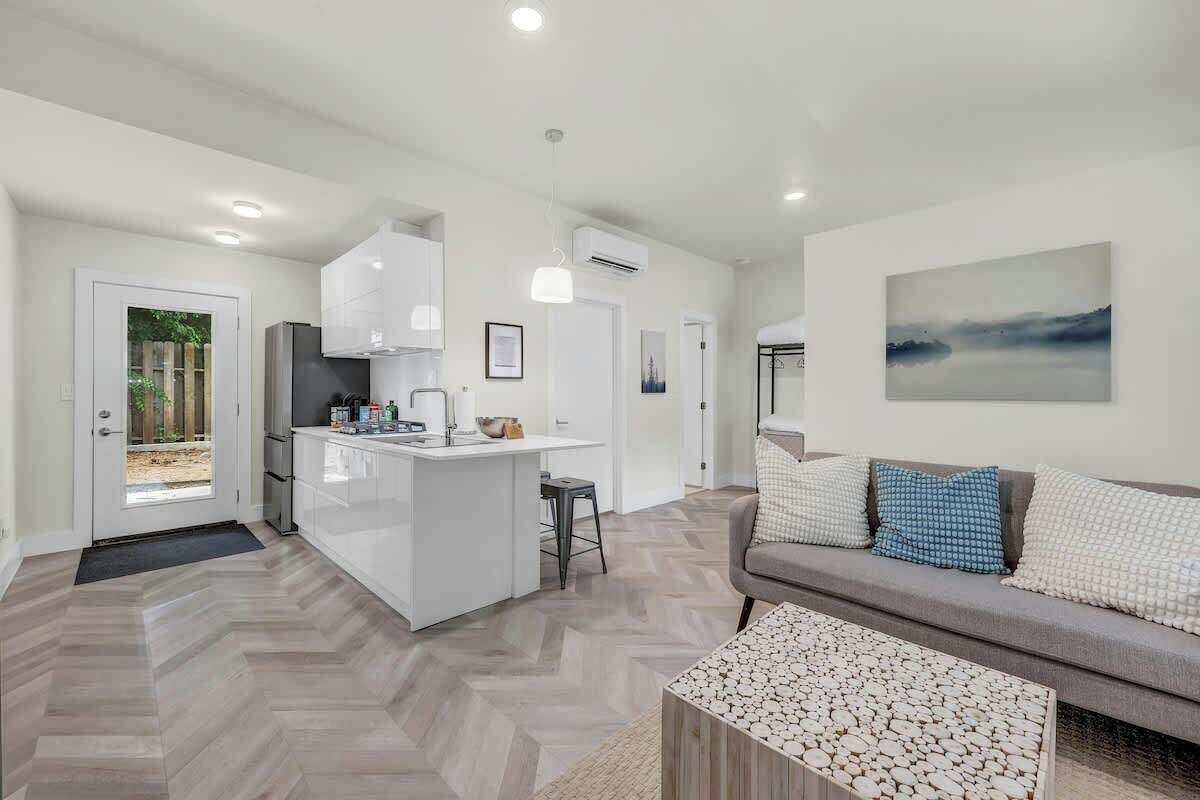 Een televisie en een kantoor