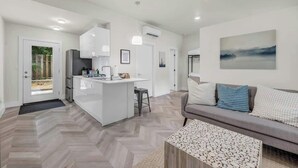 Living area - Cozy studio in quiet area - Yard (Austin)