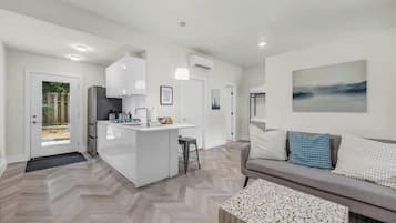 Een televisie en een kantoor