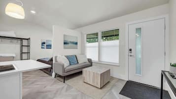 1 slaapkamer, een strijkplank/strijkijzer, wifi, beddengoed